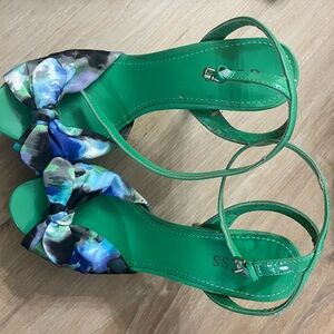 Green & Blue Floral GUESS Bow Heels Size 8 Women's Open Toe